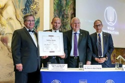 Gilles Brassard a reçu des mains du président d’Israël le prix Wolf de physique avec son collègue Charles Bennett.