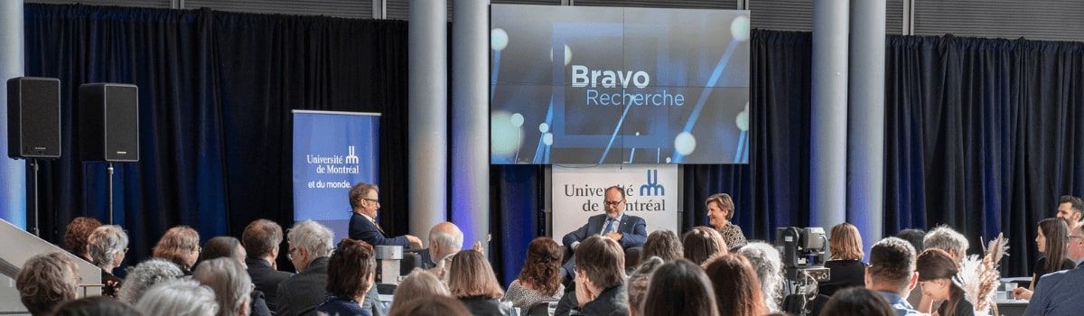 Lauréats écoutant le discours du recteur.